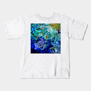 In the sea, the sea turtle Kids T-Shirt